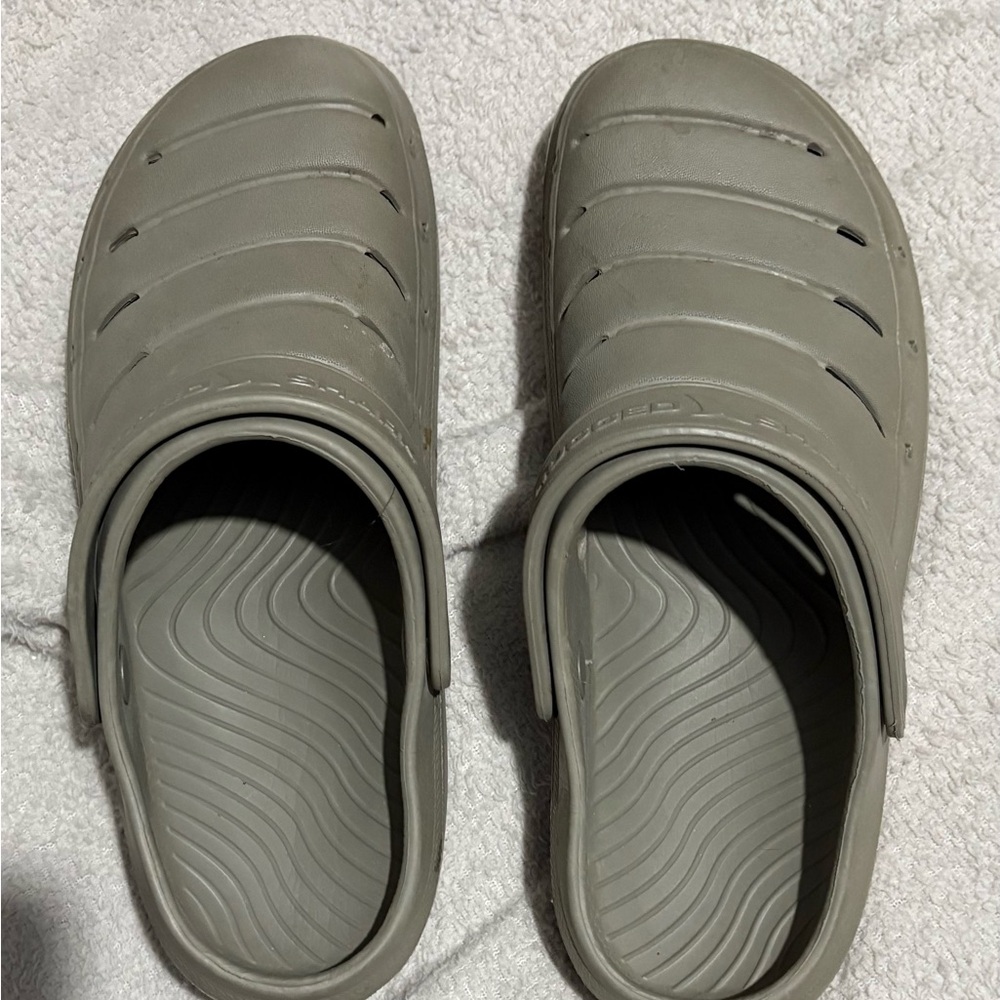 Men slip on